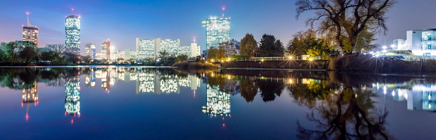 Abendliche Skyline an der Alten Donau